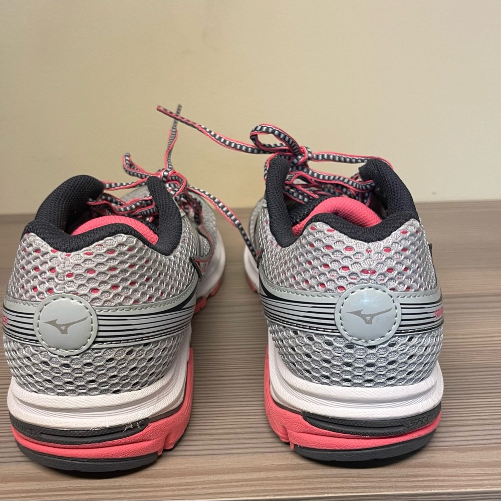 Mizuno 9.5 pink blue and white gently worn